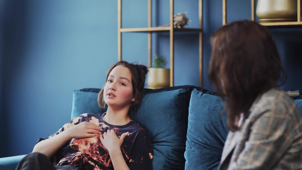 Woman describing her self-medication to therapist while reclining on couch